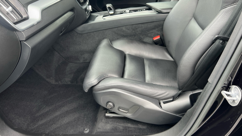 Volvo XC60 2.0 B4D Plus Dark 5dr AWD Geartronic Diesel Estate